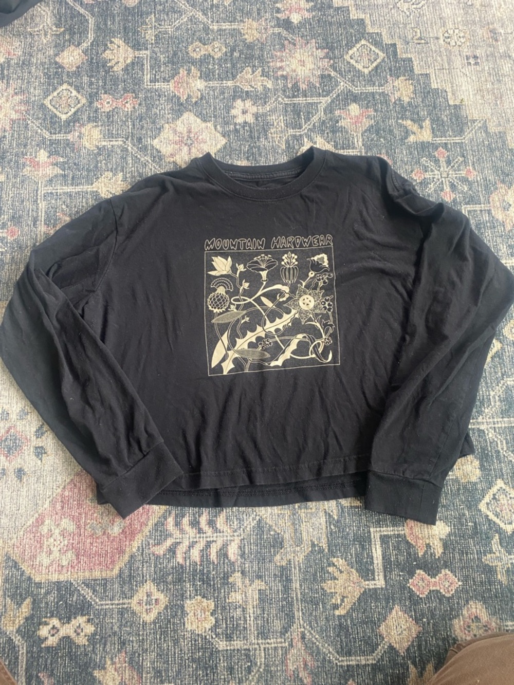 Women’s mountain hardwear black crop top long sleeve size medium fits like a s